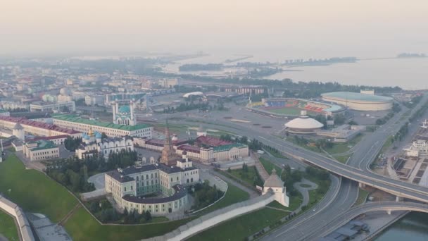 Kazan, Ryssland. Flygfoto över Kazan Kreml tidigt på morgonen. Kazankaflodens vall. 4K — Stockvideo