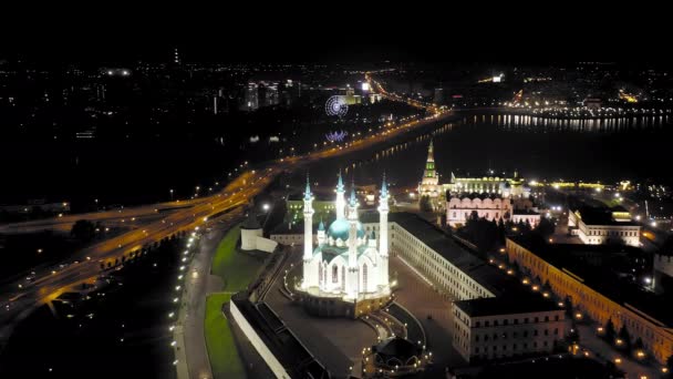 Kazan, Ryssland. Kul Sharif moskén. Flygfoto över Kazan Kreml. Nattetid. 4K — Stockvideo