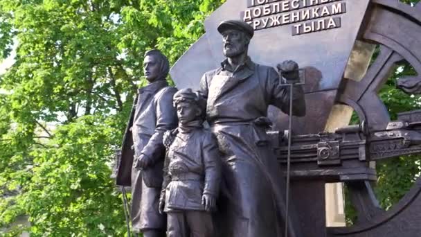 Nizhny Novgorod, Rusia. Monumento a los residentes Gorky de los Valiant Home Front Workers. 4K — Vídeo de stock