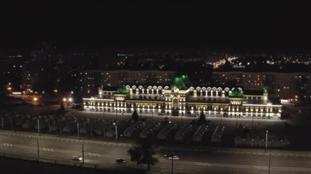 Nijni Novgorod, Rusia. Vedere aeriană pe timp de noapte pe construirea târgului Nijni Novgorod. Clădire din secolul 19. Text în fața clădirii - Rusia este povestea mea. 4K — Videoclip de stoc