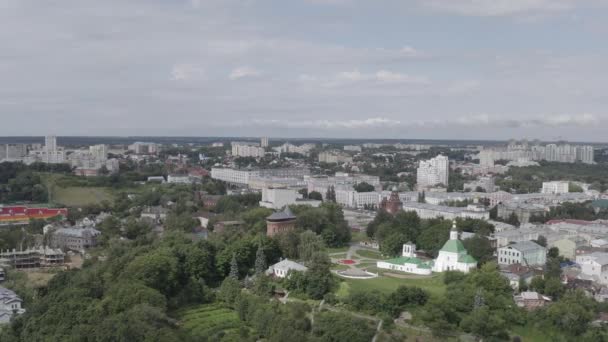 Rusya, Vladimir. Şehrin üzerinde uçuş. Şehrin manzaralarından biri, Su Kulesi. 4K — Stok video