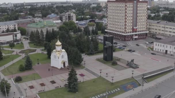 Ivanovo, Rusko. Let nad centrem města. Revoluční náměstí. Památník bojovníků revoluce z roku1905. 4K — Stock video