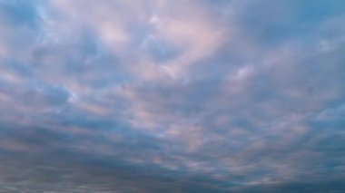 Yaroslavl, Rusya. Bulutlar. Gün batımından geceye geçiş. 4K