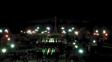 Rusya, Yaroslavl. Fıskiyeli ok parkı. Volga ve Kotorosl nehirlerinin birleştiği yer. Yüzen odak. Gece