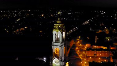 Sergiev Posad, Rusya. Trinity-Sergius Lavra, Rus Ortodoks Kilisesi 'nin en büyük erkek manastırıdır. Sergiev Posad şehrinin merkezinde yer almaktadır. Geceleyin. 4K