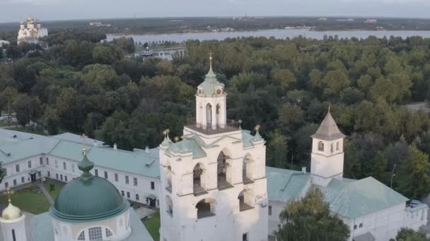 Ярославль, Россия. Ярославский Спасо-Преображенский монастырь (Спасо-Ярославский монастырь) - древний мужской монастырь в Ярославле. Время заката. 4K — стоковое видео