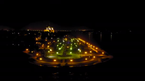 Yaroslavl, Rusia. Strelka (escupitajo), Kotorosl desemboca en el río Volga. Luces de la ciudad por la noche. 4K — Vídeos de Stock