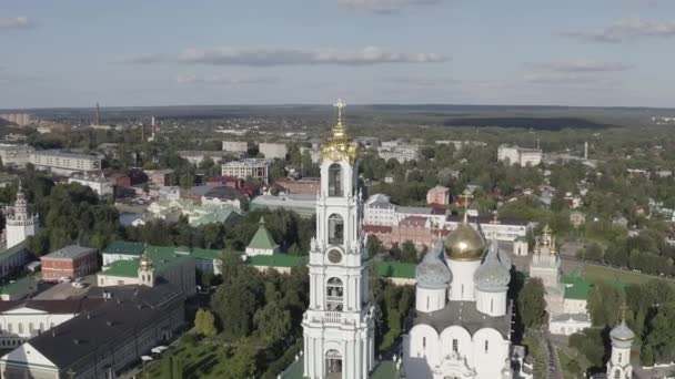 Sergjev Posad, Rusko. Trojice Sergius Lavra je největším mužským klášterem ruské pravoslavné církve s dlouhou historií. Nachází se v centru města Sergjev Posad. Západ slunce. 4K — Stock video