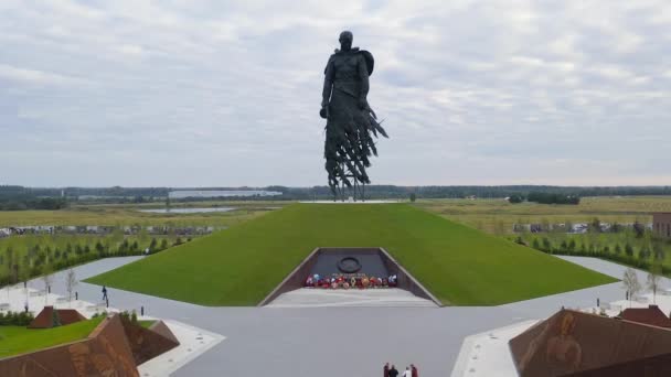 Rzhev, Rosja. Pomnik Rzhewa Żołnierza Radzieckiego poświęcony jest pamięci żołnierzy radzieckich, którzy zginęli w bitwach pod Rzhevem w latach 1942-1943. 4K — Wideo stockowe