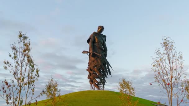 Rzhev, Rússia. Memorial de Rzhev ao soldado soviético. A transição do pôr do sol para a noite. A iluminação do monumento liga-se. 4K — Vídeo de Stock