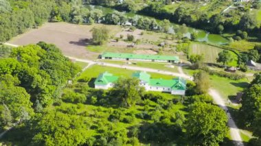 Yasnaya Polyana, Rusya. Lev Nikolaevich Tolstoy Yasnaya Polyana 'da doğdu ve hayatının çoğunu orada geçirdi. 4K