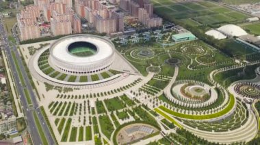 Krasnodar, Rusya, Krasnodar - Krasnodar şehrindeki isimsiz kulübün futbol stadyumu. Halk Parkı Krasnodar (Galitsky Parkı). Yaz havası manzarası. 4K