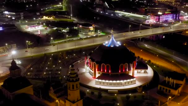 Tula, Rusia. Vista aérea de la ciudad por la noche. Museo Estatal de Armas de Tula. 4K — Vídeos de Stock