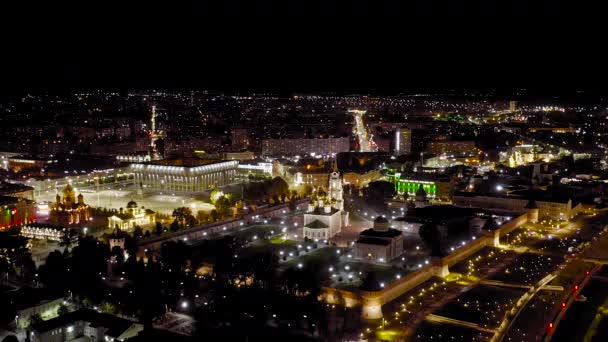 Tula, Ryssland. Flygfoto över staden på natten. Tula Kreml, Lenintorget och regionfullmäktige. 4K — Stockvideo