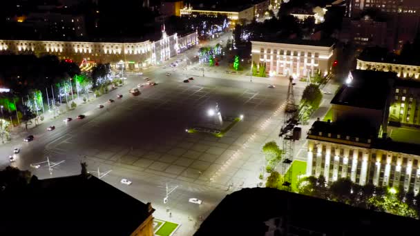 Voronezh, Rússia. Lenin Square. O edifício do Governo da região de Voronezh. Vista noturna da cidade. 4K — Vídeo de Stock