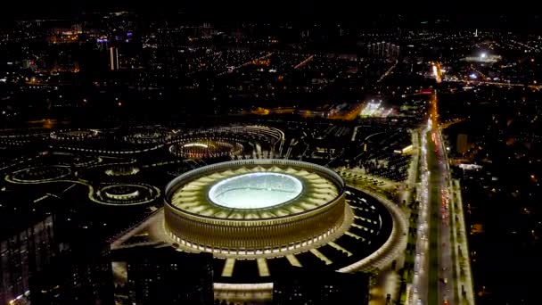 Krasnodar, Rusia. Krasnodar - estadio de fútbol del club homónimo en la ciudad de Krasnodar. Parque Público Krasnodar (Parque Galitsky). Noche. 4K — Vídeo de stock