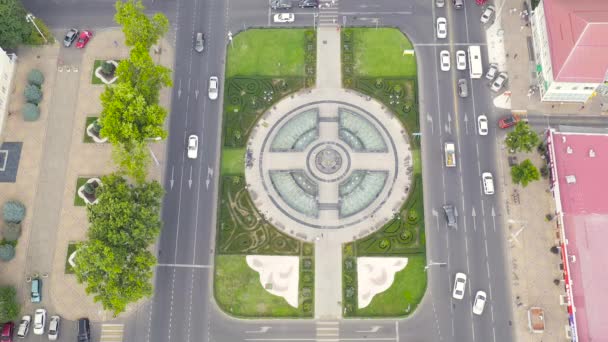 Krasnodar, Russie. Alexandrovsky Boulevard. Monument à la Sainte Grande Martyre Catherine avec une fontaine. Arc de Triomphe. Vue aérienne. 4K — Video