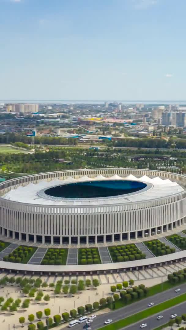 Krasnodar, Russie. Le Krasnodar Stadium est un stade de football situé dans le parc Krasnodar. Les nuages — Video