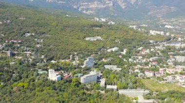 Yalta, Kırım. Şehrin panoraması ve güneşli havada parklar. 4K