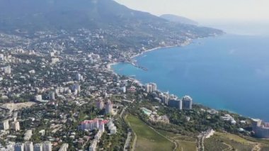 Yalta, Kırım. Güneşli bir havada şehrin manzarası. Sur ve liman. 4K