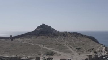 Sudak, Kırım. Sudak 'taki Ceneviz kalesi. 30 hektarın üzerinde bir alana sahip ortaçağ kalesi. Karadeniz kıyısında. 4K