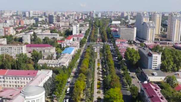 Krasnodar, Rússia, Alexandrovsky Boulevard Park. Monumento ao Santo Grande Mártir Catarina com uma fonte. Arco Triunfal. Vista aérea. 4K — Vídeo de Stock