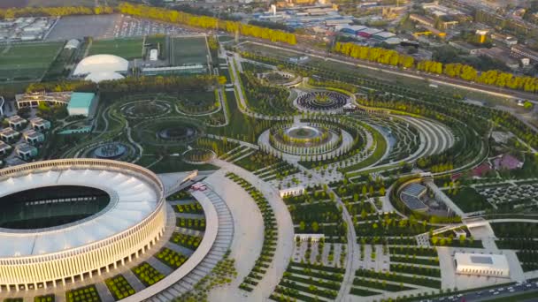 Krasnodar, Russie - 29 août 2020 : Krasnodar Stadium est un stade de football situé dans le parc Krasnodar. Coucher de soleil.. 4K — Video