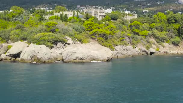 Alupka, Crimea. Palacio Vorontsov. Mansión gótica del siglo XIX con salas bien conservadas y un pintoresco parque de 40 hectáreas. El palacio fue construido entre 1828 y 1848. 4K — Vídeos de Stock