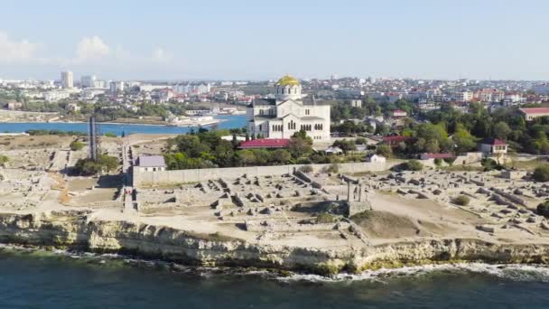 Sivastopol, Kırım. Chersonesos 'taki the the the the the the the Hughmirsky Cathedral. Chersonesus Tauric - Kırım kıyısındaki Herkül yarımadasında antik Yunanlılar tarafından kuruldu. 4K — Stok video