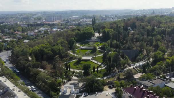 Sevostopol, Kırım. Malakhov Kurgan, Sivastopol 'un taktiksel açıdan önemli bir yüksekliği. Şehirdeki en çok ziyaret edilen turistik yerlerden biri. 4K — Stok video