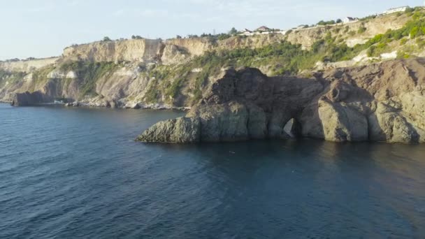 Crimea. Gruta de Diana - hito, situado en uno de los espolones de Fiolent - Cabo Lermontov. 4K — Vídeos de Stock