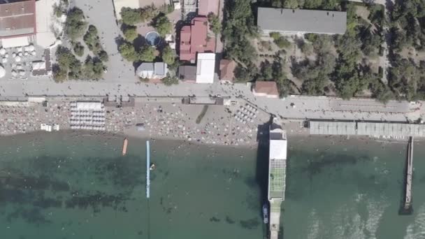 Sudak, Krym. Nabrzeże Sudak. Wybrzeże Morza Czarnego z plażami i ludźmi. 4K — Wideo stockowe