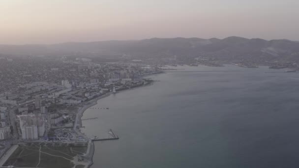 Novorossijsk, Ryssland. Panorama över staden under solnedgången. Stadsbanken. Tsemesskaja Bay i Svarta havet. 4K — Stockvideo