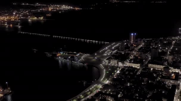ロシアのノヴォロシスク。ノヴォロシスクの港だ。夜の街の灯。黒海のツェメスカヤ湾。4K — ストック動画
