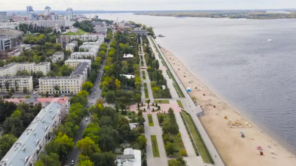 Samara, Russland. Beach - Field Descent. Denkmal für Fürst Grigori Zasekin. Das Hotel liegt am Ufer der Wolga. 4K — Stockvideo