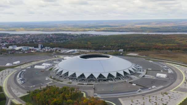 ロシアのサマラだ。サマラ・アリーナ・スタジアム。秋の雲。4K — ストック動画