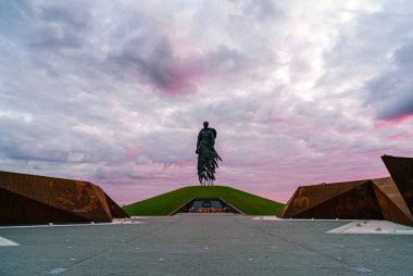 Rzhev, Rusya - 21 Ağustos 2020: Rzhev Anıtı, 1942-1943 yılları arasında Rzhev yakınlarında ölen Sovyet askerlerinin anısına adanmıştır. Günaydın.