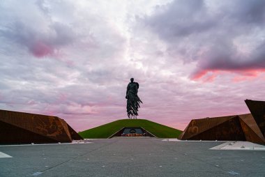 Rzhev, Rusya - 21 Ağustos 2020: Rzhev Anıtı, 1942-1943 yılları arasında Rzhev yakınlarında ölen Sovyet askerlerinin anısına adanmıştır. Günaydın.