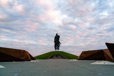 Rzhev, Rusya - 21 Ağustos 2020: Rzhev Anıtı, 1942-1943 yılları arasında Rzhev yakınlarında ölen Sovyet askerlerinin anısına adanmıştır. Günaydın.