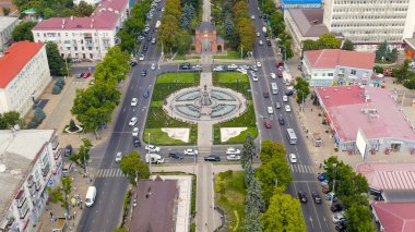 Krasnodar, Rusya - 27 Ağustos 2020: Alexandrovsky Bulvarı. Kutsal Büyük Şehit Catherine 'in fıskiyeli anıtı. Zafer Kemeri. Hava görüntüsü, Hava Görüntüsü  