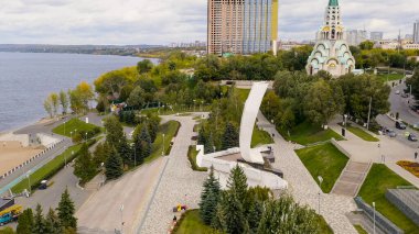 Samara, Rusya - 20 Eylül 2020: Stella Rook. Volga Nehri 'nin kıyısında, Aerial View  