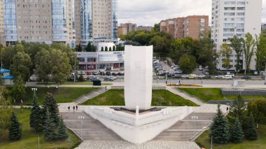 Samara, Rusya - 20 Eylül 2020: Stella Rook. Volga Nehri 'nin kıyısında, Aerial View  