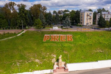 Rzhev, Rusya - 20 Ağustos 2020: Volga nehrinin seti üzerinde Rzhev yazıtları. Şehir merkezi. Hava görünümü