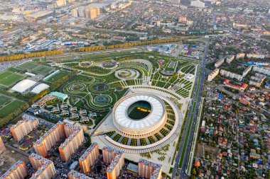 Krasnodar, Rusya - 29 Ağustos 2020: Pakr Krasnodar ve Krasnodar Futbol Stadyumu. Yaz, Günbatımı Zamanı. Hava görünümü