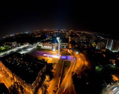 Rostov-on-Don, Rusya - 26 Ağustos 2020: Rostov 'un Kurtarıcılarına. Tiyatro meydanı. Gece hava görüntüsü