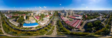 Krasnodar, Rusya - 29 Ağustos 2020: St. Catherine Anıtı Çeşmesi. Krasnaya caddesindeki meydan. Hava görüntüsü. Yaz Panorama 360