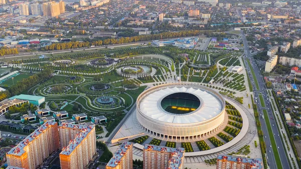 Krasnodar, Rusya - 29 Ağustos 2020: Krasnodar Stadyumu, Krasnodar Parkı 'nda bulunan bir futbol stadyumu. Gün batımı zamanı, Hava Görüntüsü  