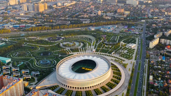 Krasnodar, Rusya - 29 Ağustos 2020: Krasnodar Stadyumu, Krasnodar Parkı 'nda bulunan bir futbol stadyumu. Gün batımı zamanı, Hava Görüntüsü  