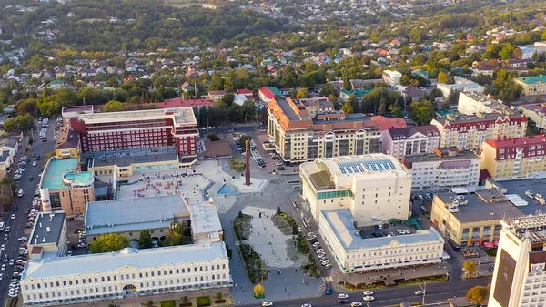 ロシアのスタヴロポリ 2020年9月17日 十字の街の守護天使 アレクサンドロフスカヤ広場 日没時間 空中ビュー — ストック写真