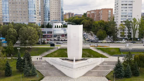 Samara, Rusya - 20 Eylül 2020: Stella Rook. Volga Nehri 'nin kıyısında, Aerial View  
